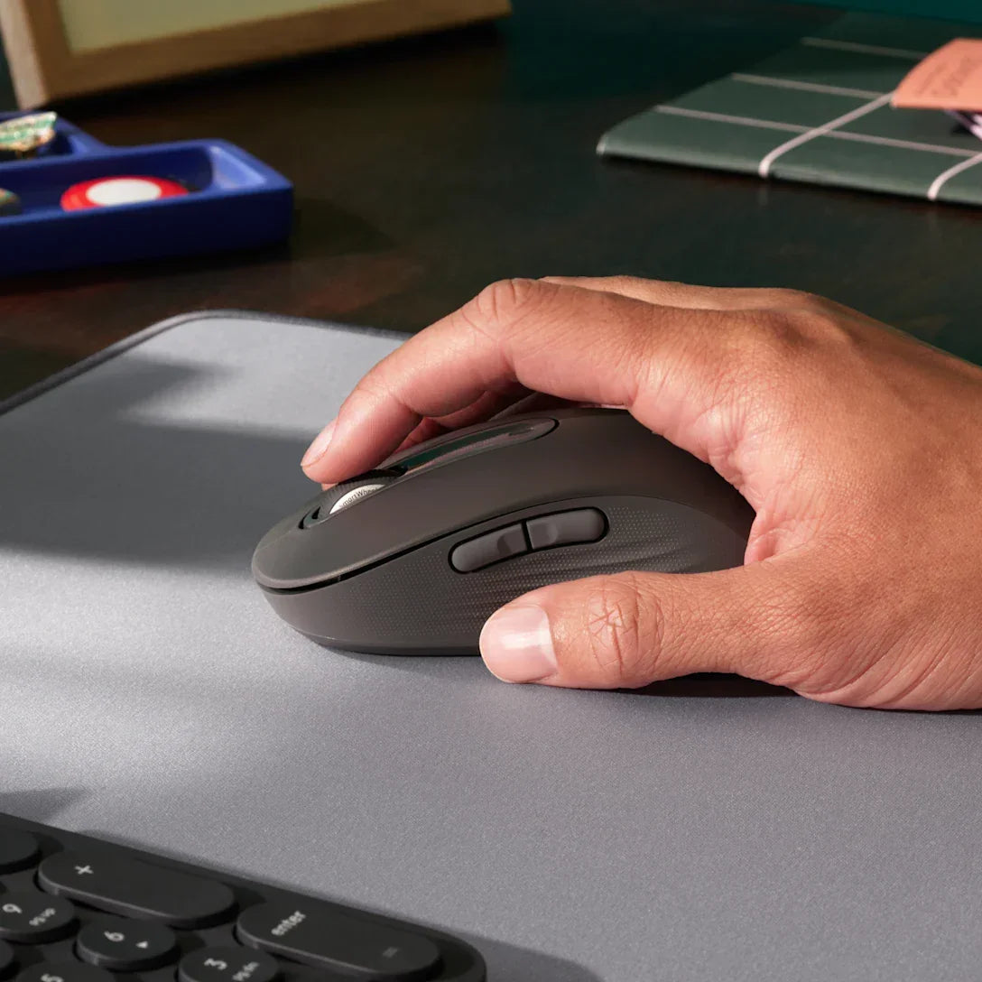 Bir elin masa üstünde Logitech M650 mouse kullanımı
