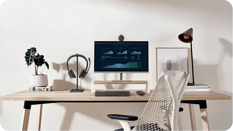 Modern bir çalışma masasında logitech klavye, mouse, webcam ve kulaklık seti kurulumu