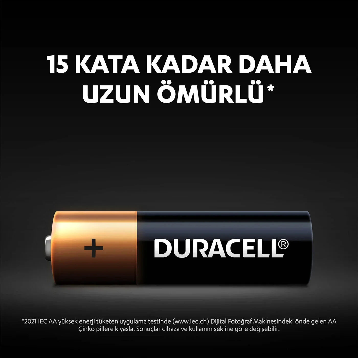 Duracell AA pil, siyah ve bakır renkli, üzerinde uzun ömürlü olduğu vurgusu ile