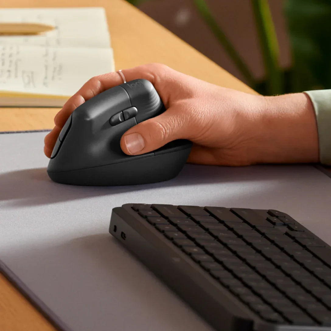 Bir masa üzerinde el ile kullanılan Logitech Lift Mouse Graphite model ergonomik mouse