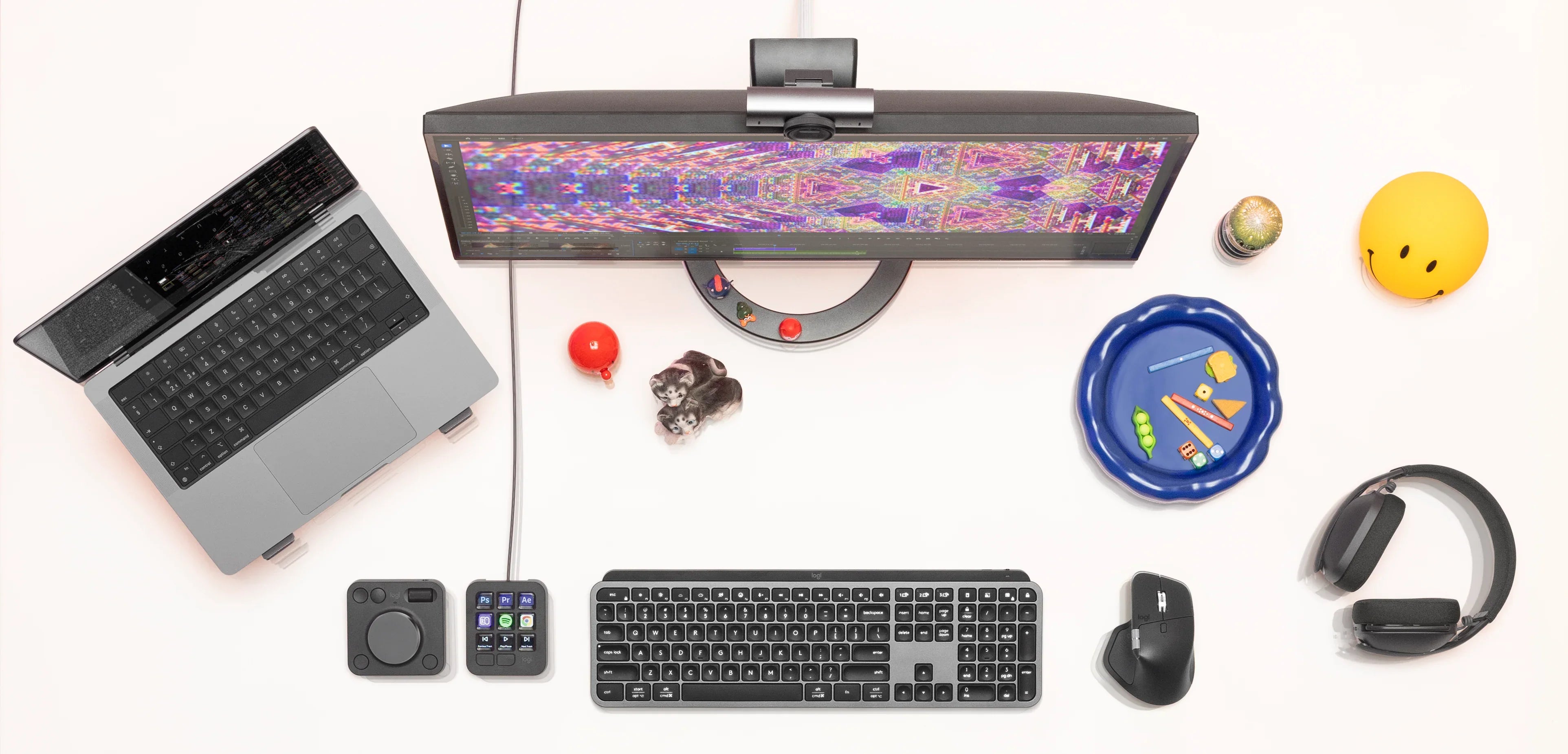 Logitech MX Keys klavye, MX Master 3 mouse ve Logitech kulaklık çalışma masasında